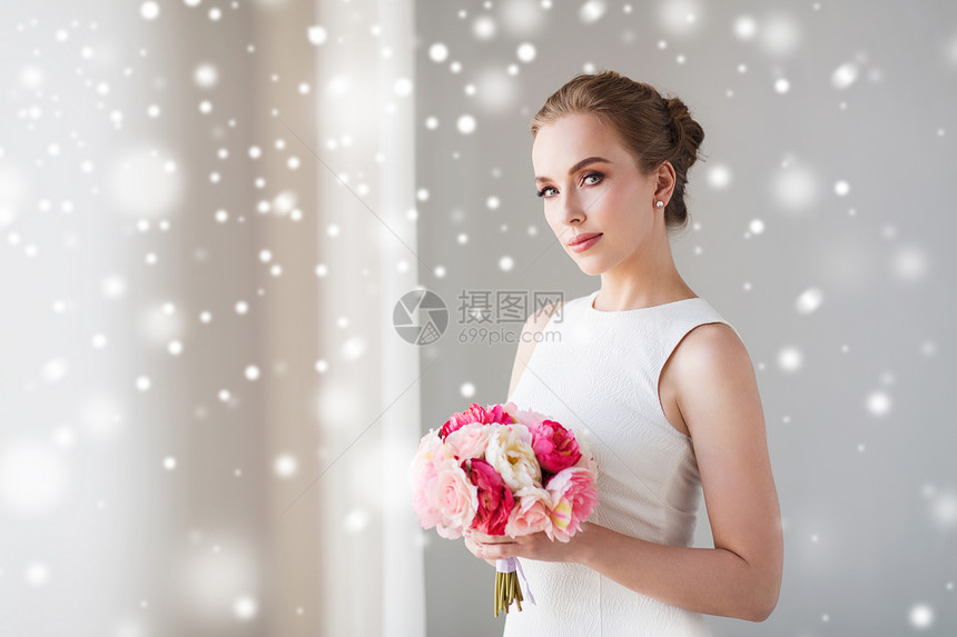 节日,婚礼人们的新娘女人穿着白色连衣裙,花雪上图片
