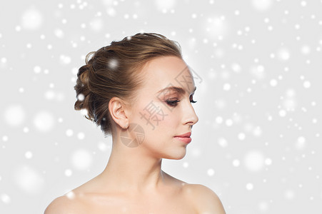 人们,冬天,整容手术美容美丽的轻女人灰色背景雪图片