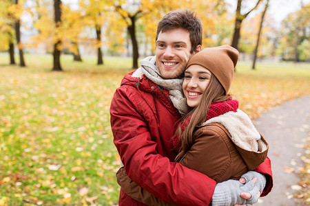 爱,关系,季节人的快乐的轻夫妇拥抱秋天的公园图片
