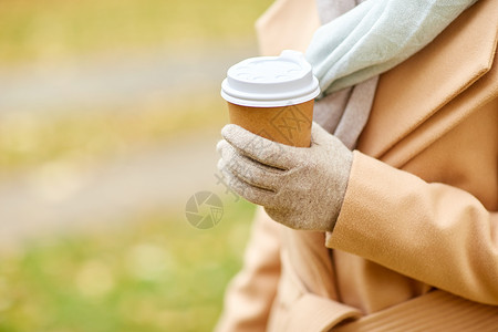 季节,热饮人们的秋季公园用咖啡茶次纸杯亲近女人图片