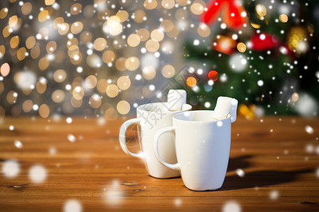 假期,冬天,食物饮料的杯子与热巧克力可可饮料棉花糖木桌上的灯光图片