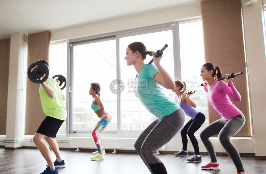 健身,运动,训练,健身房生活方式的群人健身房用杠铃酒吧锻炼图片