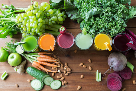 芹菜胡萝卜健康饮食,饮料,饮食排眼镜与同的水果蔬菜汁食物桌子上背景