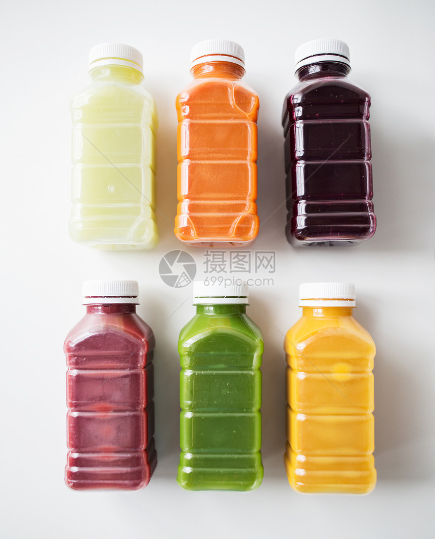 健康的饮食,饮料,饮食排塑料瓶与同的水果蔬菜汁白色图片
