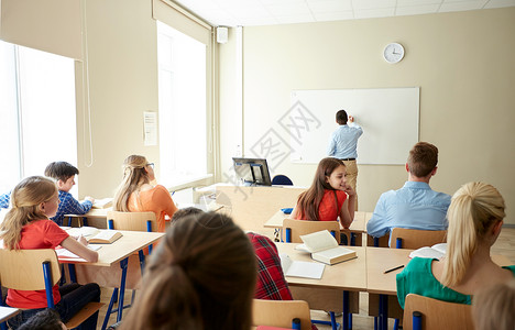 孩子丢东西教育学校学教学人的教师站学生前,教室的白板上写些东西背景