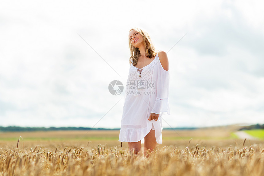 乡村,自然,暑假,假期人们的微笑的轻女人穿着白色的衣服谷物田图片
