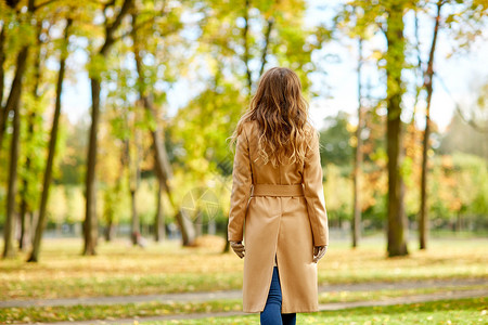季节人的美丽的轻女人秋天的公园散步美丽的轻女人秋天的公园散步图片