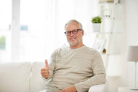 老人,手势,退休人们的微笑的老人戴着眼镜,家里竖大拇指图片