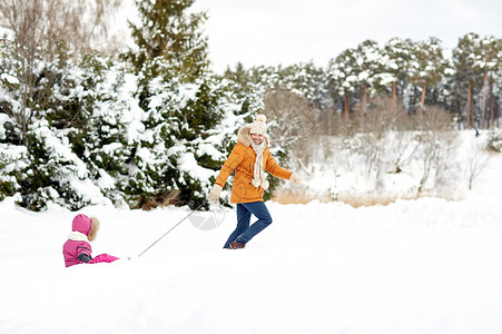 家庭,雪橇,季节人的快乐的父亲拉雪橇与孩子户外冬天图片