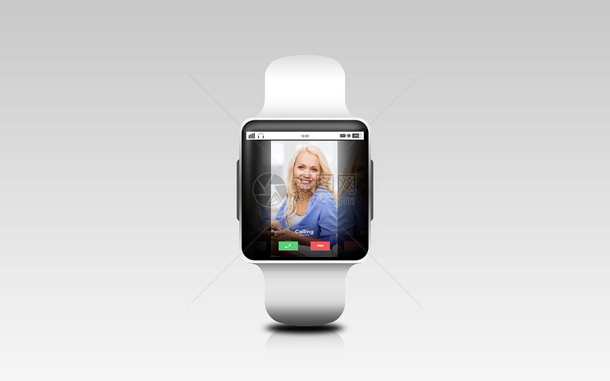 现代技术,通信,象媒体黑色智能手表与来电屏幕灰色背景图片