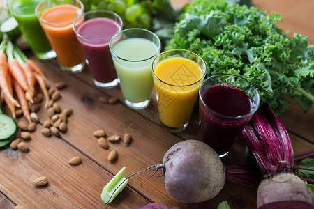 健康饮食,饮料,饮食排眼镜与同的水果蔬菜汁食物桌子上图片