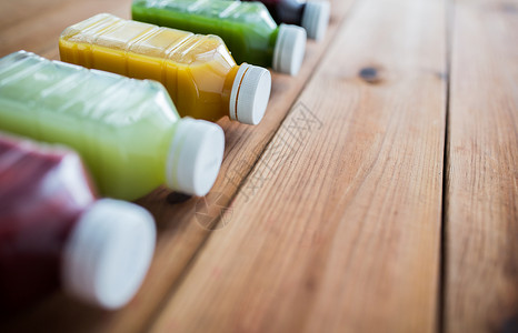 健康的饮食,饮料,饮食排塑料瓶与同的水果蔬菜汁木桌上图片