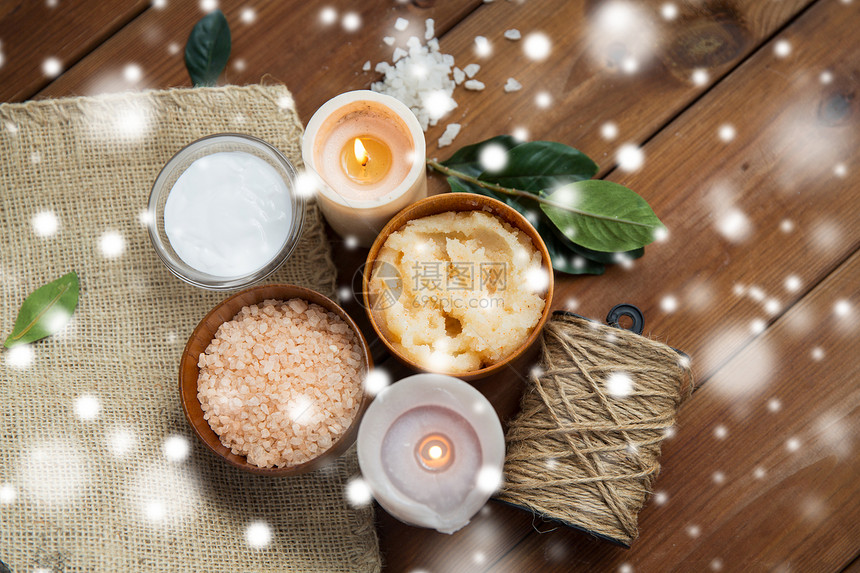 美容,水疗,治疗,天然化妆品健康身体擦洗与喜马拉雅粉红色盐蜡烛雪地上的木材图片