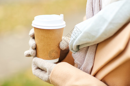季节,热饮,广告人们的秋季公园用咖啡茶次纸杯亲近女人背景图片