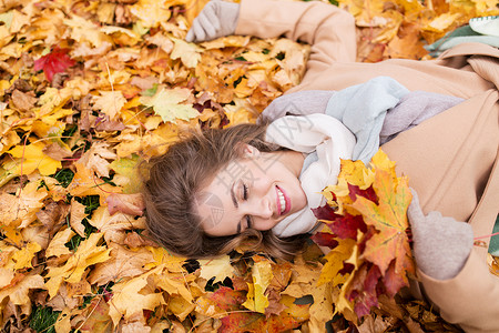季节人的美丽的轻女人秋天枫叶躺地上美丽快乐的女人躺秋天的上图片
