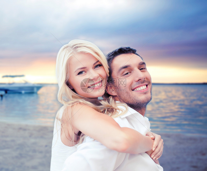 暑假,假期,约会,旅行旅游快乐的夫妇玩得开心,拥抱日落海滩背景图片