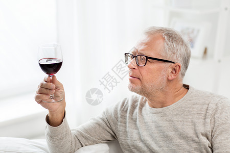 人,酒精饮料的老人喝红酒璃家里图片