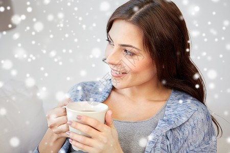 人们,饮料,诞节冬天的快乐的轻女人家里的雪上喝茶图片