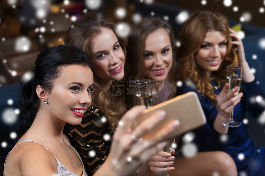 庆祝,朋友,单身派,技术假日快乐的女人带着香槟眼镜智能手机夜总会自拍图片