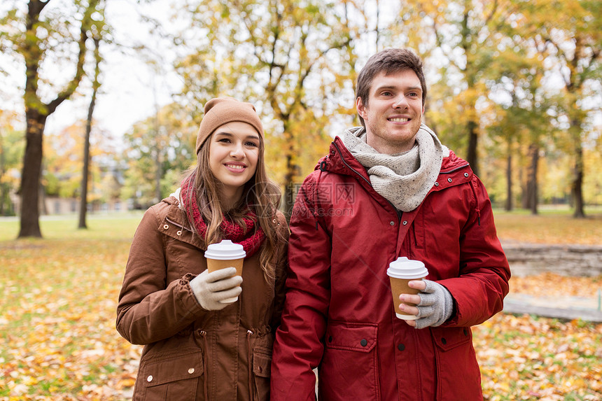 爱,关系,季节人的快乐的轻夫妇带着咖啡杯秋天的公园散步图片