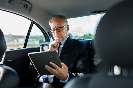 交通,商务旅行,技术人的高级商人与平板电脑电脑驾驶汽车后座图片