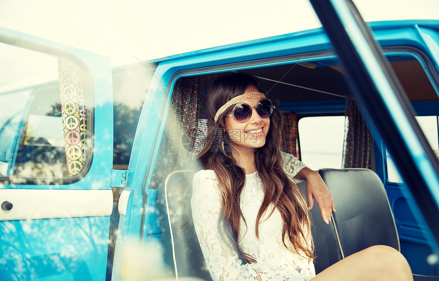 暑假,公路旅行,假期,旅行人们的微笑的轻嬉皮女子小型货车图片