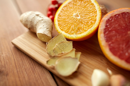 传统医学烹饪食品民族科学木制背景下的柑橘类水果生姜大蒜图片