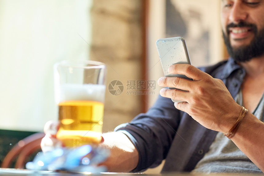 人,休闲技术近距离的人与智能手机喝啤酒阅读信息酒吧酒吧图片