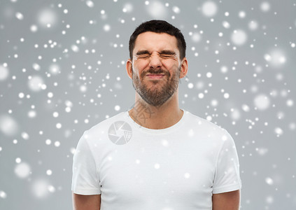 情感,冬天,诞节人们的轻人灰色的背景下把脸拧雪上图片