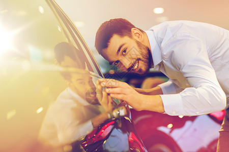 汽车业务,汽车销售,消费主义人们的快乐的人触摸汽车车展沙龙图片