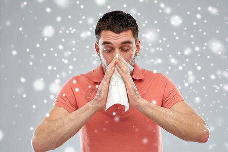 人,医疗,鼻炎,冬天寒冷的病人用纸擦鼻涕灰色的背景上雪图片