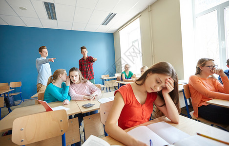 教育欺凌冲突社会关系人的学生学校背后取笑评判女孩同学背景