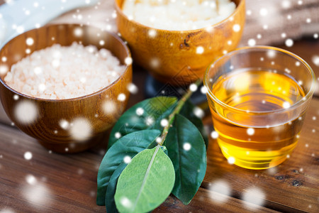 美容,水疗,身体护理天然化妆品蜂蜜璃与喜马拉雅粉红色盐树叶木桌上雪图片