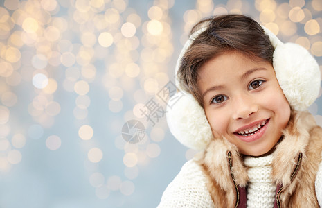 冬天,诞节,人们,幸福的快乐的小女孩戴着耳罩节日的灯光背景上图片