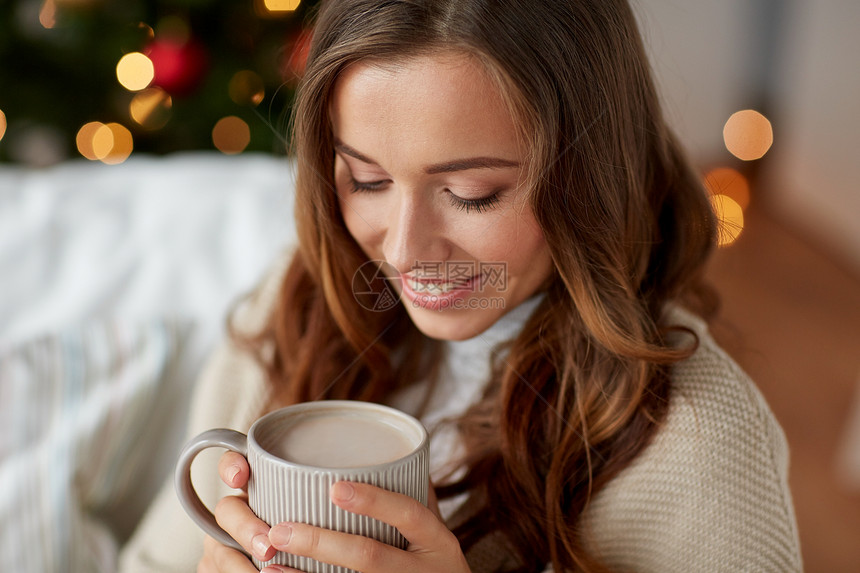 诞节,假日人们的亲密的快乐轻妇女与杯咖啡可可饮料家里图片