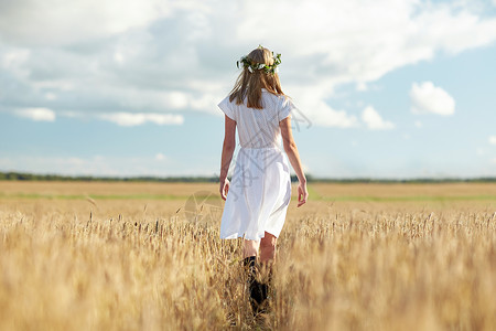 幸福,自然,暑假,假期人们的微笑的轻女人戴着花圈白色的衣服沿着谷物地里走图片