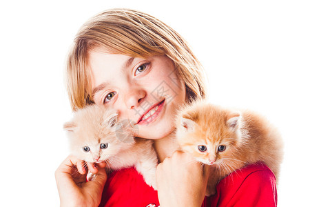 女孩肩上玩两只小猫女孩小猫图片