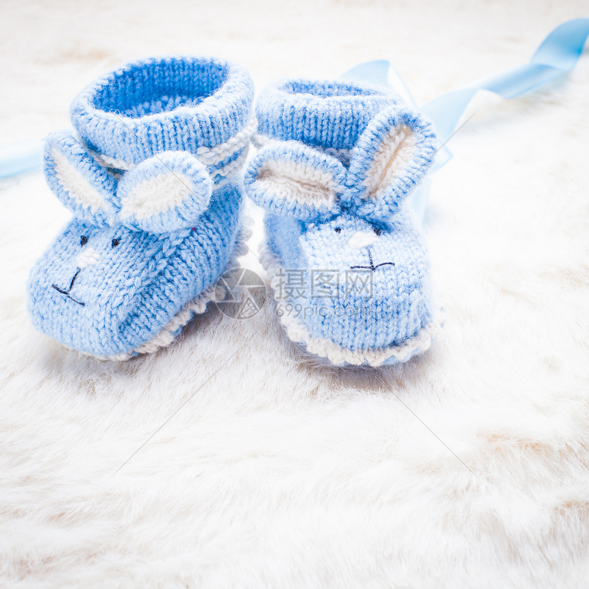 针蓝色婴儿靴与兔子口为小男孩针婴儿靴图片