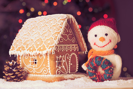 雪上的姜饼屋,雪人烛台图片