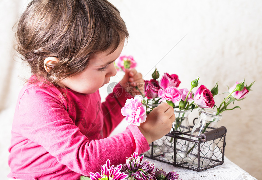 小女孩闻玫瑰扮演花店的职业玫瑰味图片