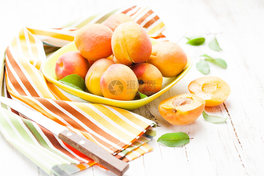 桌上碗里的肉质杏碗里的杏子图片