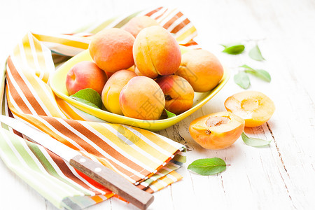 桌上碗里的肉质杏碗里的杏子图片