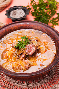 贡巴利维斯匈牙利汤与酸菜,香肠,蘑菇大麦图片