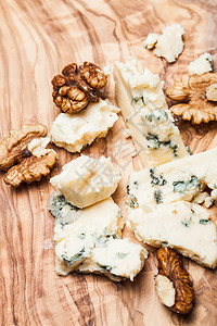 蓝色奶酪核桃紧贴橄榄木木板上罗克福特核桃图片