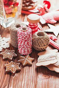 诞礼物装饰品红色乡村绳索姜饼诞礼物装饰品背景图片
