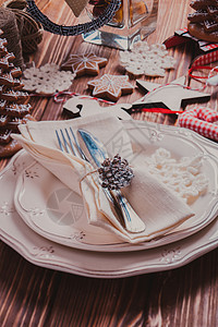 破旧别致的诞餐桌姜饼装饰诞餐桌图片
