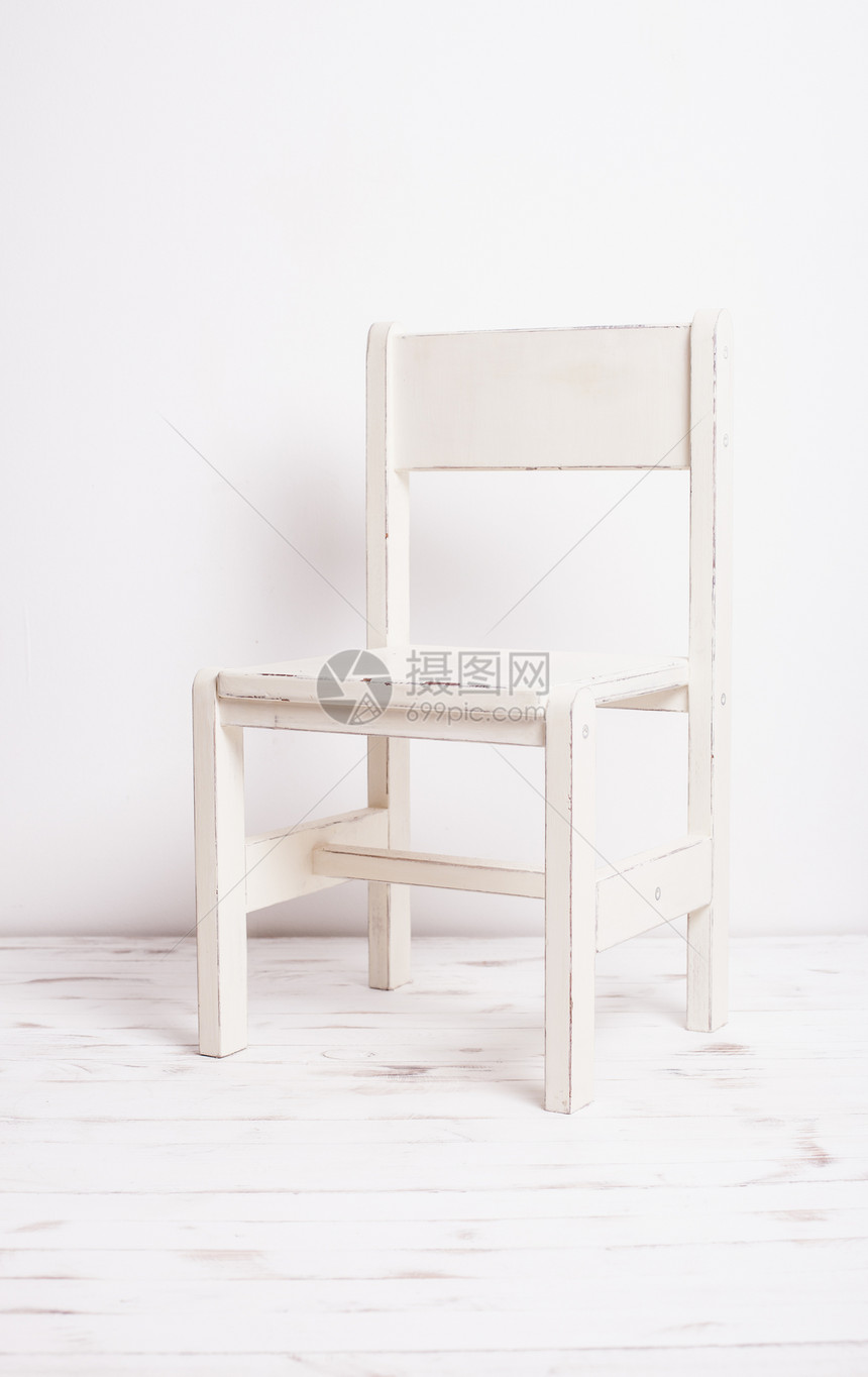 张白色的乡村椅子站间空荡荡的房间里,浅色的木制镶木地板上白色的老式椅子图片