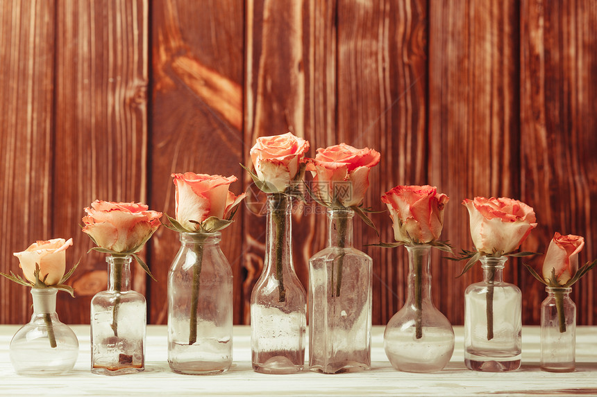 老式瓶子里的粉红色玫瑰,家居装饰图片