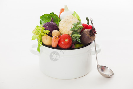 蔬菜汤锅中分离白色蔬菜汤图片