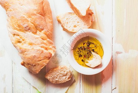意大利包与橄榄油香料木制桌子上恰巴塔图片